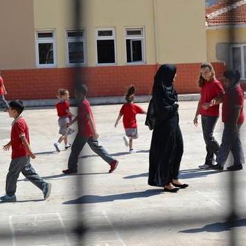 'Öğretmenlerimizin kılığıyla kıyafetiyle uğraşmayınız'